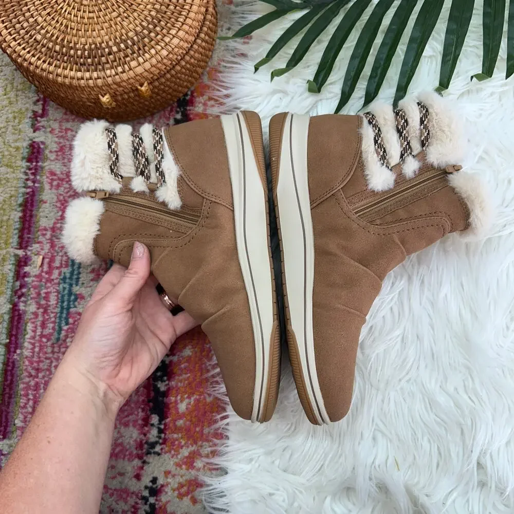 Clarks Breeze Cozy Boot 7 Tan Brown Winter Faux Fur Ankle Bootie - Picture 6 of 9